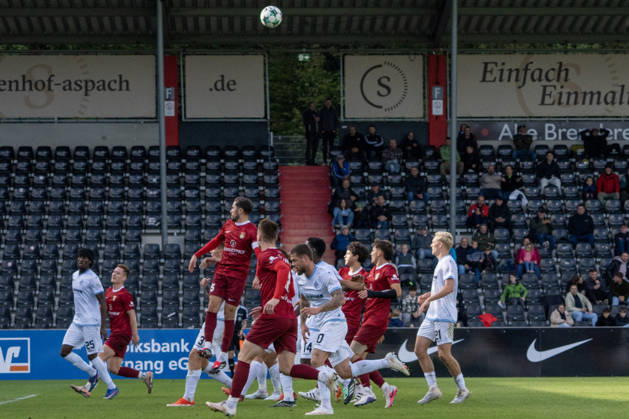 10.10.2026, xerix, Fussball 3.Liga, SG Sonnenhof Grossaspach - SV Waldhof Mannheim v.l. Volkan Celiktas (SG Sonnenhof Großaspach) mit einem Kopfball Aspach