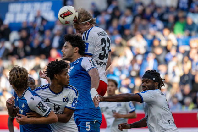 Ozan Kabak (TSG 1899 Hoffenheim) und Sebastiaan Bornauw (Hamburger SV). xettx, Deutschland, Sinsheim, 10.10.2026, Fussball, Bundesliga: TSG 1899 Hoffenheim vs Hamburger SV, Saison 2026 2027, 5. Spieltag, SNP Arena DFL DFB REGULATIONS PROHIBIT ANY USE OF PHOTOGRAPHS AS IMAGE SEQUENCES AND OR QUASI-VIDEO.