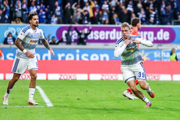 Fussball, 3.Liga Saison 2026 2027 8.Spieltag MSV Duisburg - TSG 1899 Hoffenheim II 10.10.2026, schauinsland-reisen-arena Torjubel MSV Duisburg nach dem Tor zum 3-2 durch Peter Remmert (MSV Duisburg, 39) die Spieler freuen sich Duisburg schauinsland-reisen-arena Nordrhein-Westfalen Deutschland