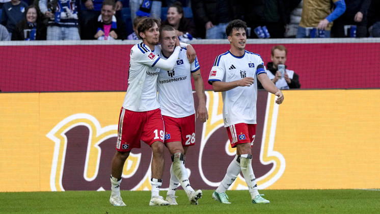 v.li.: Otto Stange (HSV, 19), Torschütze Miro Muheim (HSV, 28), Nicolas Capaldo (HSV, 24), Spieler vom Hamburger SV (HSV), jubeln über das Tor zum 2:3, Jubel, Torjubel, Torerfolg, celebrate the goal, goal, celebration, jubelt ueber das Tor, Freuen, Freude, freut sich, optimistisch, positiv, Spielszene, Highlight, Action, Aktion, 10.10.2026, Sinsheim (Deutschland), Fussball, Bundesliga, TSG 1899 Hoffenheim - Hamburger SV, DFB DFL REGULATIONS PROHIBIT ANY USE OF PHOTOGRAPHS AS IMAGE SEQUENCES AND OR QUASI-VIDEO.