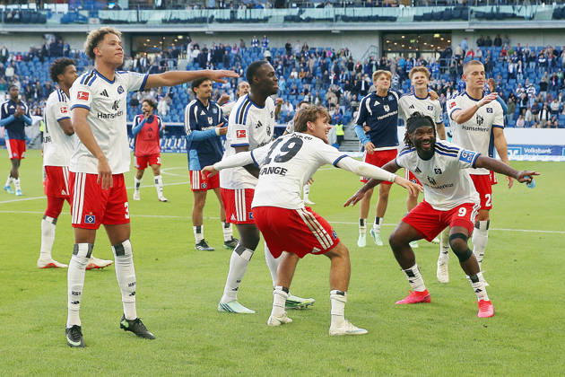 10.10.2026, xrekx, Fussball 1.Bundesliga, TSG 1899 Hoffenheim - Hamburger SV v.l. HSV Mannschaft, Spieler, jubeln nach Spielende, Team, Player, celebrate at the end of the match Otto Stange (Hamburger SV) Terem Moffi (Hamburger SV) (DFL DFB REGULATIONS PROHIBIT ANY USE OF PHOTOGRAPHS as IMAGE SEQUENCES and or QUASI-VIDEO) Sinsheim
