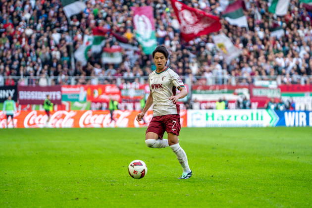 Youngwoo Seol (7 Augsburg) in Aktion beim Bundesligaspiel FC Augsburg - FC Bayern München am 10.10.2026.
