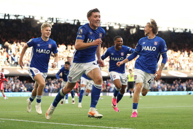 Ipswich Town v Fulham, Premier League Dara O Shea of Ipswich Town (middle) celebrates scoring his team™s second goal during the Ipswich Town v Fulham Premier League match at Portman Road, Ipswich, England on 10 October 2026 Credit: Tiego Grenho Every Second Media Editorial use only. All images are copyright Every Second Media Limited. No images may be reproduced without prior permission. All rights reserved. Premier League and Football League images are subject to licensing agreements with Football DataCo Limited. see https: www.football-dataco.com Copyright: xIMAGO EveryxSecondxMediax ESM-2211-0046 TiegoxGrenhox xEveryxSecondxMediax