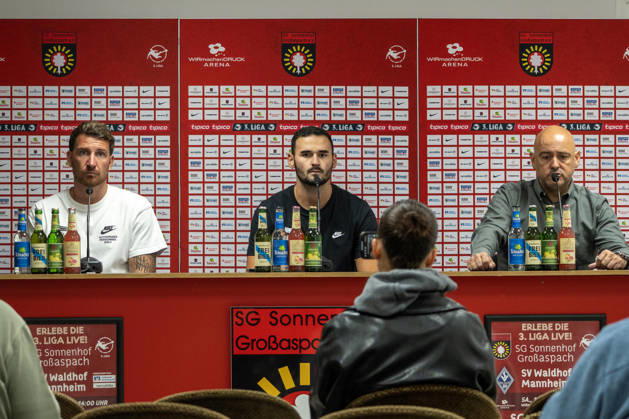 10.10.2026, xerix, Fussball 3.Liga, SG Sonnenhof Grossaspach - SV Waldhof Mannheim v.l. Pascal Reinhardt (Trainer SG Sonnenhof Großaspach) und Rui Tomas Faustino Pinto da Mota (Trainer SV Waldhof Mannheim) nach der Partie in der Pressekonferenz Aspach