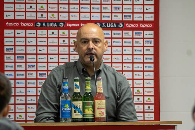 10.10.2026, xerix, Fussball 3.Liga, SG Sonnenhof Grossaspach - SV Waldhof Mannheim v.l. Rui Tomas Faustino Pinto da Mota (Trainer SV Waldhof Mannheim) nach der Partie in der Pressekonferenz Aspach
