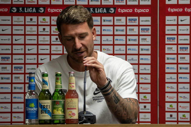 10.10.2026, xerix, Fussball 3.Liga, SG Sonnenhof Grossaspach - SV Waldhof Mannheim v.l. Pascal Reinhardt (Trainer SG Sonnenhof Großaspach) nach der Partie in der Pressekonferenz Aspach