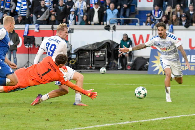 Peter Remmert (Duisburg 39) erzielt das Tor zum 3:2 10.10.2026 ¢ Fussball ¢ MSV Duisburg vs TSG 1899 Hoffenheim II, Schauinsland-Reisen-Arena, Duisburg, DFB DFL REGULATIONS PROHIBIT ANY USE OF PHOTOGRAPHS AS IMAGE SEQUENCES AND OR QUASI-VIDEO NRW Germany