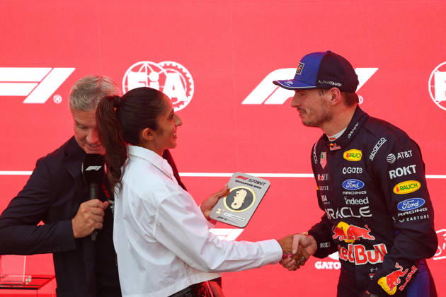 (261010) -- SINGAPORE, Oct. 10, 2026 -- Red Bull s Max Verstappen (R) of the Netherlands receives sprint winner s plate after the sprint of the Formula One Singapore Grand Prix at the Marina Bay Street Circuit, on Oct. 10, 2026. (Photo by Xinhua) (SP)SINGAPORE-F1-GRAND PRIX 2026-SPRINT QianxJun 