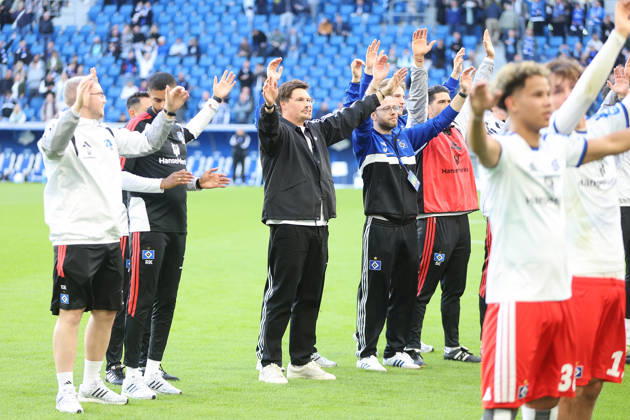 10.10.2026, xtvx, Fussball 1.Bundesliga, TSG 1899 Hoffenheim - Hamburger SV v.l. Trainer Merlin Polzin (Hamburger SV) nach dem Spiel, after the match bedankt sich bei den Fans, applauds the fans (DFL DFB REGULATIONS PROHIBIT ANY USE OF PHOTOGRAPHS as IMAGE SEQUENCES and or QUASI-VIDEO) Sinsheim
