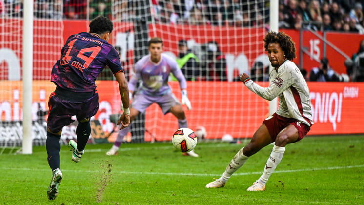 10.10.2026, GER, Fußball, Herren, 1. Bundesliga, 5. Spieltag, FC Augsburg vs FC Bayern München Luis Diaz (Bayern Muenchen, 14), Han-Noah Massengo (FC Augsburg, 4) Augsburg WWK-Arena Bayern Deutschland Copyright: xNordphotox xHafnerx