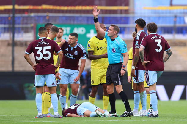 Aston Villa v Brentford, Premier League Referee Craig Pawson signals to the bench during the Aston Villa v Brentford Premier League match at Villa Park, Birmingham, England on 10 October 2026 Credit: Ryan Crockett Every Second Media Editorial use only. All images are copyright Every Second Media Limited. No images may be reproduced without prior permission. All rights reserved. Premier League and Football League images are subject to licensing agreements with Football DataCo Limited. see https: www.football-dataco.com Copyright: xIMAGO EveryxSecondxMediax ESM-2212-0112 RyanxCrockettx xEveryxSecondxMediax