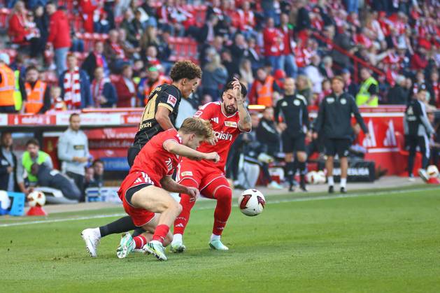 Berlin, Deutschland, 10.10.2026: Stadion Alte Försterei: 5. Spieltag, Saison 2026 27, 1. Fußball-Bundesliga: Union Berlin - SV Elversberg: Noah Darvich (10, SV Elversberg) im Duell mit Kastriot Imeri (30, Union Berlin) und András Schäfer (13, Union Berlin) Copyright: xdtsxNachrichtenagenturx dts_137871
