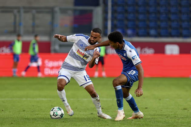 10.10.2026, GER, Fussball, Herren, 3. Liga, Saison 2026 2027, MSV Duisburg - TSG Hoffenheim II Ramien Safi (Duisburg) und Tristan Spranger (TSG II) im Kampf um den Ball Duisburg schauinsland-reisen-Arena Nordrhein-Westfalen Deutschland Copyright: xAdrianxSchlüterx