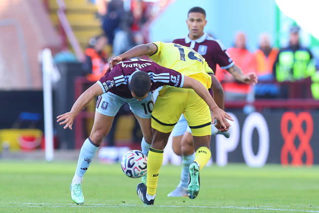 Aston Villa v Brentford, Premier League Emiliano Buendia of Aston Villa and Mamadou SangarÃ of Brentford FC battle for possession during the Aston Villa v Brentford Premier League match at Villa Park, Birmingham, England on 10 October 2026 Credit: Ryan Crockett Every Second Media Editorial use only. All images are copyright Every Second Media Limited. No images may be reproduced without prior permission. All rights reserved. Premier League and Football League images are subject to licensing agreements with Football DataCo Limited. see https: www.football-dataco.com Copyright: xIMAGO EveryxSecondxMediax ESM-2212-0126 RyanxCrockettx xEveryxSecondxMediax