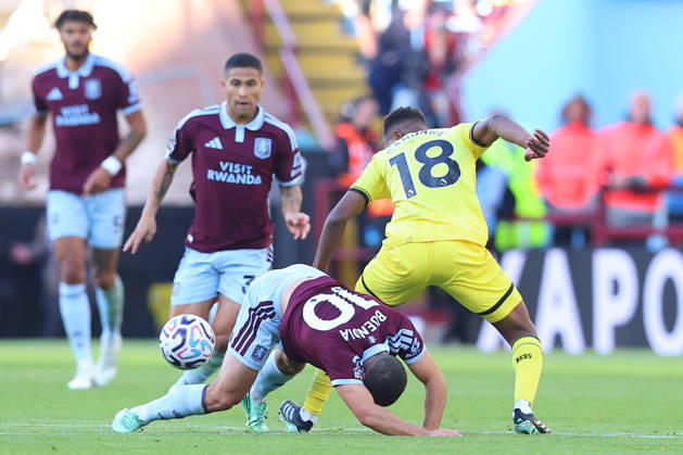 Aston Villa v Brentford, Premier League Emiliano Buendia of Aston Villa and Mamadou SangarÃ of Brentford FC battle for possession during the Aston Villa v Brentford Premier League match at Villa Park, Birmingham, England on 10 October 2026 Credit: Ryan Crockett Every Second Media Editorial use only. All images are copyright Every Second Media Limited. No images may be reproduced without prior permission. All rights reserved. Premier League and Football League images are subject to licensing agreements with Football DataCo Limited. see https: www.football-dataco.com Copyright: xIMAGO EveryxSecondxMediax ESM-2212-0128 RyanxCrockettx xEveryxSecondxMediax