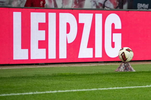 1. Fußball Bundesliga: RB Leipzig - Eintracht Frankfurt; 10.10.2026 LEIPZIG-Schriftzug auf der Video-Werbebande, vor der ein Ball bereitliegt. Symbolbild, RBL, Feature. LEIPZIG, DEUTSCHLAND - OCTOBER 10: Bundesliga-Spiel RB Leipzig - Eintracht Frankfurt in der Red Bull Arena am 5. Spieltag der 1. Bundesliga am October 10, 2026 in Leipzig, Deutschland. DFL REGULATIONS PROHIBIT ANY USE OF PHOTOGRAPHS AS IMAGE SEQUENCES AND OR QUASI-VIDEO. Copyright: xBEAUTIFULxSPORTS JanxKaeferx