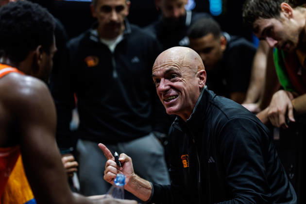10.10.2026, GER, BBL, easyCredit Basketball Bundesliga, Chemnitz, Niners Chemnitz - FC Bayern München Basketball Rodrigo Pastore (Head Coach), Niners Chemnitz spricht mit seinen Spielerinnen Chemnitz Messe Chemnitz Sachsen Deutschland