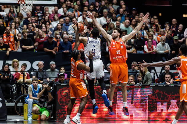 10.10.2026, GER, BBL, easyCredit Basketball Bundesliga, Chemnitz, Niners Chemnitz - FC Bayern München Basketball Duane Washington Jr (FC Bayern München Basketball, 4), Ben Burnham (Niners Chemnitz, 25) Chemnitz Messe Chemnitz Sachsen Deutschland