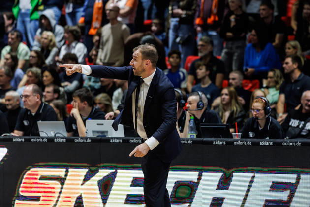 10.10.2026, GER, BBL, easyCredit Basketball Bundesliga, Chemnitz, Niners Chemnitz - FC Bayern München Basketball Anton Gavel (Coach FC Bayern München Basketball) gibt Handzeichen Chemnitz Messe Chemnitz Sachsen Deutschland