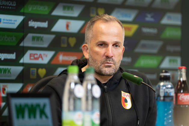 Manuel Baum (Trainer Augsburg) bei der Pressekonferenz nach dem Bundesligaspiel FC Augsburg - FC Bayern München am 10.10.2026.