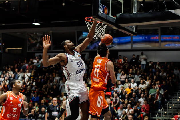 10.10.2026, GER, BBL, easyCredit Basketball Bundesliga, Chemnitz, Niners Chemnitz - FC Bayern München Basketball Mateo Å eriÄ‡ (Niners Chemnitz, 21), Austin Wiley (FC Bayern München Basketball, 50) Chemnitz Messe Chemnitz Sachsen Deutschland