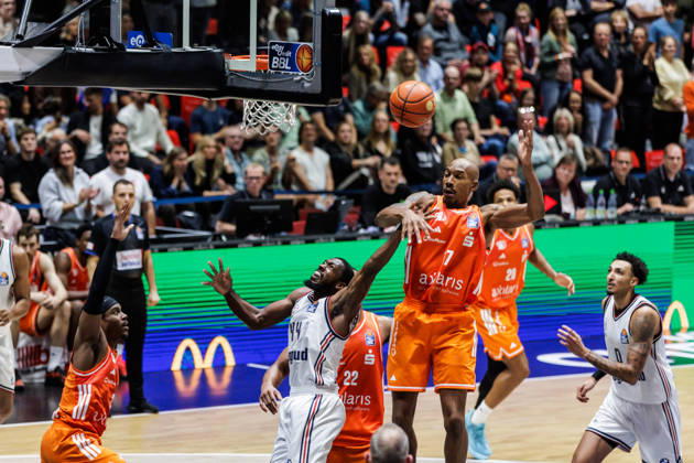 10.10.2026, GER, BBL, easyCredit Basketball Bundesliga, Chemnitz, Niners Chemnitz - FC Bayern München Basketball Kamar Baldwin (FC Bayern München Basketball, 44), Darion Atkins (Niners Chemnitz, 17) Chemnitz Messe Chemnitz Sachsen Deutschland