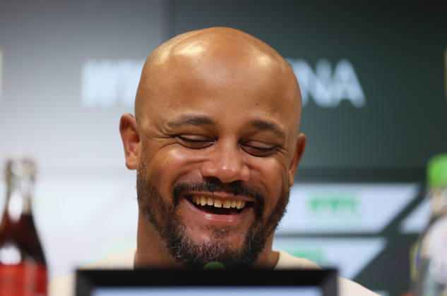 Fussball, Herren, Saison 2026 2027, FC Augsburg - FC Bayern München, Bundesliga, WWK Arena Vincent Kompany, Trainer (FC Bayern München) auf der Pressekonferenz nach dem Spiel, Kopf, Portrait, lachend, lacht DFL DFB regulations prohibit any use of photographs as image sequences and or quasi-video