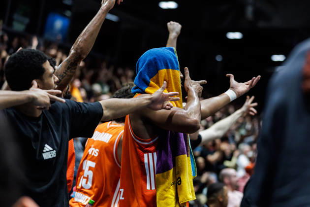 10.10.2026, GER, BBL, easyCredit Basketball Bundesliga, Chemnitz, Niners Chemnitz - FC Bayern München Basketball Phlandrous Fleming Jr. (Niners Chemnitz, 1), Yohan Choupas (Niners Chemnitz, 6) jubeln Chemnitz Messe Chemnitz Sachsen Deutschland