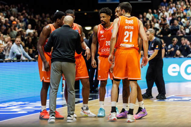 10.10.2026, GER, BBL, easyCredit Basketball Bundesliga, Chemnitz, Niners Chemnitz - FC Bayern München Basketball Rodrigo Pastore (Head Coach), Niners Chemnitz spricht mit seinen Spielerinnen Chemnitz Messe Chemnitz Sachsen Deutschland