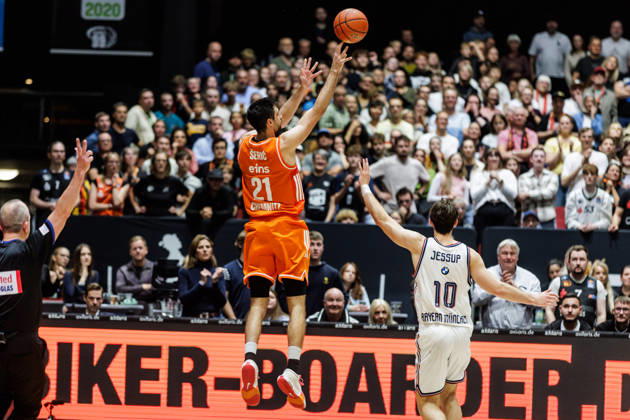 10.10.2026, GER, BBL, easyCredit Basketball Bundesliga, Chemnitz, Niners Chemnitz - FC Bayern München Basketball Mateo Å eriÄ‡ (Niners Chemnitz, 21), Justinian Jessup (FC Bayern München Basketball, 10) Chemnitz Messe Chemnitz Sachsen Deutschland