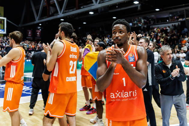 10.10.2026, GER, BBL, easyCredit Basketball Bundesliga, Chemnitz, Niners Chemnitz - FC Bayern München Basketball Phlandrous Fleming Jr. (Niners Chemnitz, 1) bedankt sich bei den Fans Chemnitz Messe Chemnitz Sachsen Deutschland