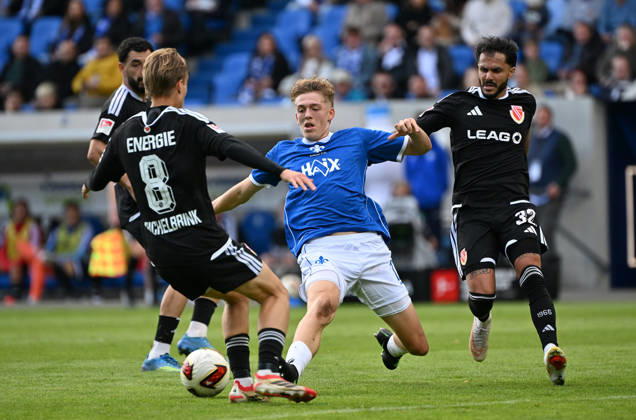 10.10.2026, xjhx, Fussball 2.Bundesliga, SV Darmstadt 98 - Energie Cottbus v.l. Lukas Michelbrink (Energie Cottbus), Nicolas Verkooijen (SV Darmstadt 98), Leonardo Bittencourt (Energie Cottbus) (DFL DFB REGULATIONS PROHIBIT ANY USE OF PHOTOGRAPHS as IMAGE SEQUENCES and or QUASI-VIDEO) Darmstadt