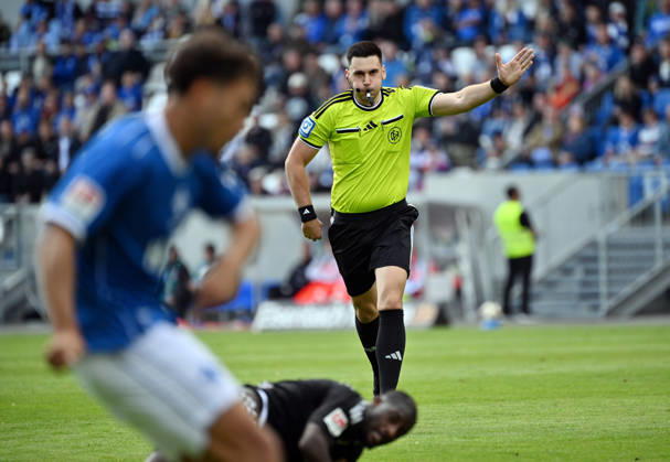 10.10.2026, xjhx, Fussball 2.Bundesliga, SV Darmstadt 98 - Energie Cottbus v.l. Schiedsrichter Jusus Hasmann gestikuliert, mit den Armen gestikulieren (DFL DFB REGULATIONS PROHIBIT ANY USE OF PHOTOGRAPHS as IMAGE SEQUENCES and or QUASI-VIDEO) Darmstadt