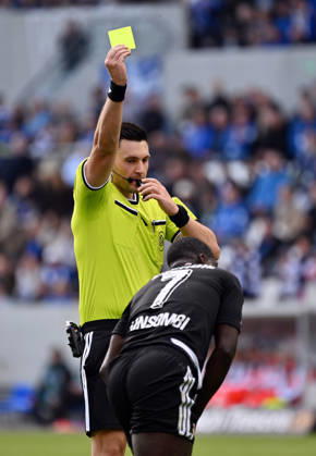 10.10.2026, xjhx, Fussball 2.Bundesliga, SV Darmstadt 98 - Energie Cottbus v.l. Schiedsrichter Jusus Hasmann, Gelbe Karte fuer, receive a yellow card Christian Kinsombi (Energie Cottbus) (DFL DFB REGULATIONS PROHIBIT ANY USE OF PHOTOGRAPHS as IMAGE SEQUENCES and or QUASI-VIDEO) Darmstadt