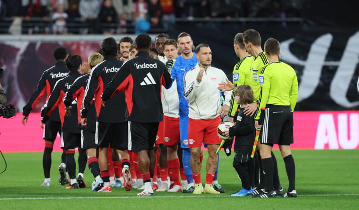 RB Leipzig - Frankfurt Bundesliga Leipzig, 10.10.2026, Red Bull Arena, Fußball, 1.Bundesliga, 5.Spieltag , RB Leipzig vs. SG Eintracht Frankfurt , Im Bild: Begrüßung der Mannschaften. , Nur zur redaktionellen Nutzung. Only editorial use. , DFL DFB regulations prohibit any use of photographs as image sequences and or quasi-video. ,