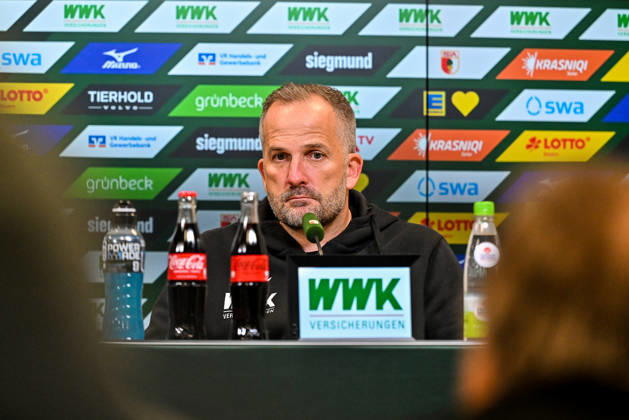 10.10.2026, GER, Fußball, Herren, 1. Bundesliga, 5. Spieltag, FC Augsburg vs FC Bayern München Manuel Baum (FC Augsburg), Pressekonferenz nach Spielende Augsburg WWK-Arena Bayern Deutschland Copyright: xNordphotox xHafnerx