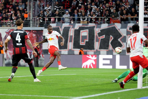 10.10.2026, xtgx, Fussball 1.Bundesliga, RB Leipzig - Eintracht Frankfurt v.l. Ezechiel Banzuzi (RB Leipzig) Torschuetze, erzielt das Tor, Treffer, scores the goal 1:0 (DFL DFB REGULATIONS PROHIBIT ANY USE OF PHOTOGRAPHS as IMAGE SEQUENCES and or QUASI-VIDEO) Leipzig