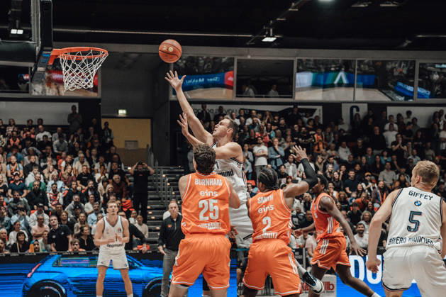 easyCredit Basketball Bundesliga, 5. Spieltag, Niners Chemnitz -Bayern München 10.10.2026 ab 16:00 Uhr Chemnitz, Chemnitz Arena Im Foto: 25 Ben Burnham, 02 Stefan Smith, 05 Niels Giffey easyCredit Basketball Bundesliga, 5. Spieltag, Niners Chemnitz - Bayern München Chemnitz Sachsen Deutschland Copyright: xEHLxMedia MichelxKöhlerx 20261010-Niners-Chemnitz-Bayern-M__nchen-076