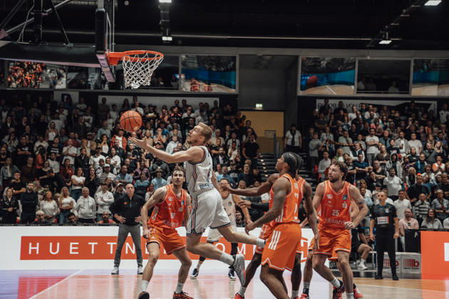 easyCredit Basketball Bundesliga, 5. Spieltag, Niners Chemnitz -Bayern München 10.10.2026 ab 16:00 Uhr Chemnitz, Chemnitz Arena Im Foto: 05 Niels Giffey, 02 Stefan Smith, 25 Ben Burnham, 90 Jannis von Seckendorf easyCredit Basketball Bundesliga, 5. Spieltag, Niners Chemnitz - Bayern München Chemnitz Sachsen Deutschland Copyright: xEHLxMedia MichelxKöhlerx 20261010-Niners-Chemnitz-Bayern-M__nchen-081