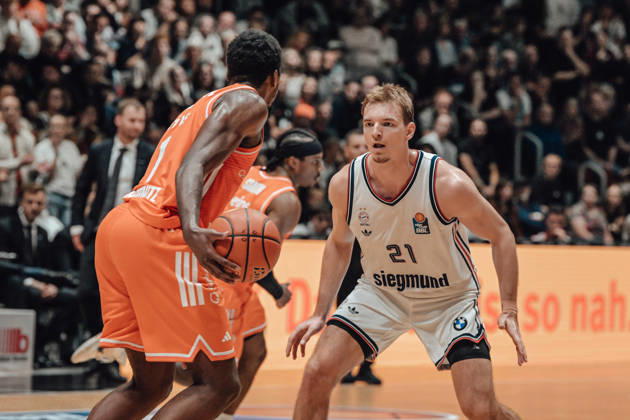 easyCredit Basketball Bundesliga, 5. Spieltag, Niners Chemnitz -Bayern München 10.10.2026 ab 16:00 Uhr Chemnitz, Chemnitz Arena Im Foto: 01 Phlandrous Fleming JR, 21 Mateo Seric easyCredit Basketball Bundesliga, 5. Spieltag, Niners Chemnitz - Bayern München Chemnitz Sachsen Deutschland Copyright: xEHLxMedia MichelxKöhlerx 20261010-Niners-Chemnitz-Bayern-M__nchen-093