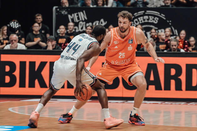 easyCredit Basketball Bundesliga, 5. Spieltag, Niners Chemnitz -Bayern München 10.10.2026 ab 16:00 Uhr Chemnitz, Chemnitz Arena Im Foto: 44 Kamar Baldwin, 25 Ben Burnham easyCredit Basketball Bundesliga, 5. Spieltag, Niners Chemnitz - Bayern München Chemnitz Sachsen Deutschland Copyright: xEHLxMedia MichelxKöhlerx 20261010-Niners-Chemnitz-Bayern-M__nchen-106