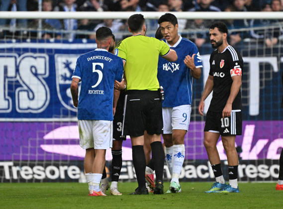 10.10.2026, xjhx, Fussball 2.Bundesliga, SV Darmstadt 98 - Energie Cottbus v.l. Schiedsrichter Jusus Hasmann, Ho-jae Lee (SV Darmstadt 98),, Tolgay Cigerci (Energie Cottbus) (DFL DFB REGULATIONS PROHIBIT ANY USE OF PHOTOGRAPHS as IMAGE SEQUENCES and or QUASI-VIDEO) Darmstadt
