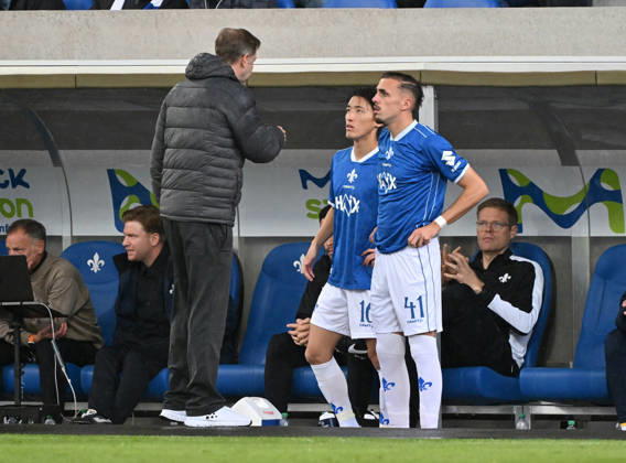 10.10.2026, xjhx, Fussball 2.Bundesliga, SV Darmstadt 98 - Energie Cottbus v.l. Trainer Florian Kohfeldt (SV Darmstadt 98), Hiroki Akiyama (SV Darmstadt 98), Lance Duijvestijn (SV Darmstadt 98) (DFL DFB REGULATIONS PROHIBIT ANY USE OF PHOTOGRAPHS as IMAGE SEQUENCES and or QUASI-VIDEO) Darmstadt