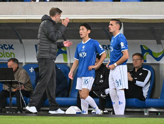 10.10.2026, xjhx, Fussball 2.Bundesliga, SV Darmstadt 98 - Energie Cottbus v.l. Trainer Florian Kohfeldt (SV Darmstadt 98), Hiroki Akiyama (SV Darmstadt 98), Lance Duijvestijn (SV Darmstadt 98) (DFL DFB REGULATIONS PROHIBIT ANY USE OF PHOTOGRAPHS as IMAGE SEQUENCES and or QUASI-VIDEO) Darmstadt