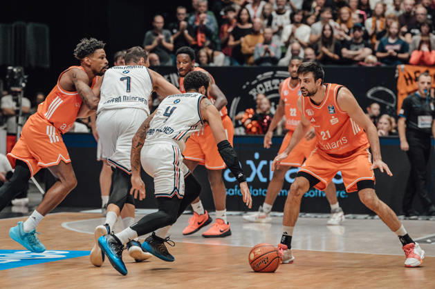 easyCredit Basketball Bundesliga, 5. Spieltag, Niners Chemnitz -Bayern München 10.10.2026 ab 16:00 Uhr Chemnitz, Chemnitz Arena Im Foto: 04 Duane Washington JR., 21 Mateo Seric easyCredit Basketball Bundesliga, 5. Spieltag, Niners Chemnitz - Bayern München Chemnitz Sachsen Deutschland Copyright: xEHLxMedia MichelxKöhlerx 20261010-Niners-Chemnitz-Bayern-M__nchen-109