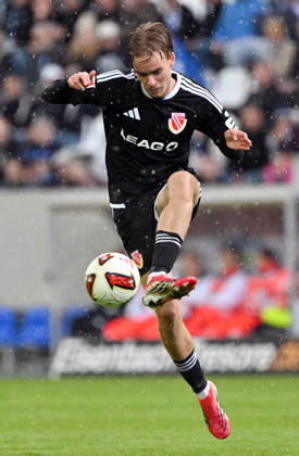 10.10.2026, xjhx, Fussball 2.Bundesliga, SV Darmstadt 98 - Energie Cottbus v.l. Lukas Michelbrink (Energie Cottbus) (DFL DFB REGULATIONS PROHIBIT ANY USE OF PHOTOGRAPHS as IMAGE SEQUENCES and or QUASI-VIDEO) Darmstadt