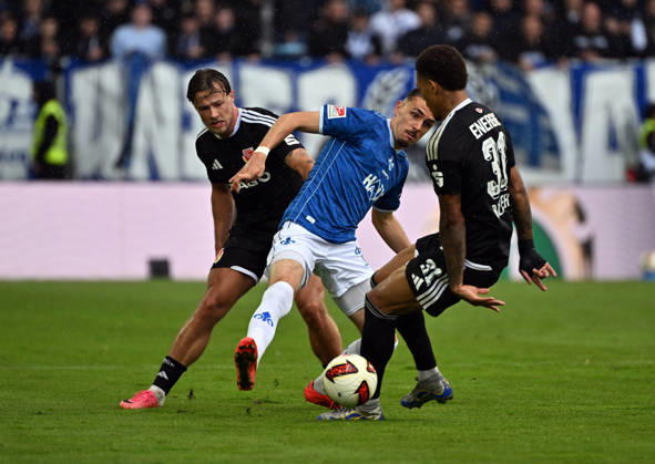 10.10.2026, xjhx, Fussball 2.Bundesliga, SV Darmstadt 98 - Energie Cottbus v.l. Henri Rorig (Energie Cottbus), Lance Duijvestijn (SV Darmstadt 98), Justin Butler (Energie Cottbus) (DFL DFB REGULATIONS PROHIBIT ANY USE OF PHOTOGRAPHS as IMAGE SEQUENCES and or QUASI-VIDEO) Darmstadt