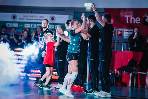 Im Bild: Spielereinlauf Dresdner SC Patricia Nestler (1, Dresdner SC) 10.10.2026, Dresdner SC - Allianz MTV Stuttgart, DEKRA 1. Bundesliga Frauen, Volleyball, Deutschland, Dresden, Cyberport Arena Copyright: HMBxMedia xEtiennexSchlick