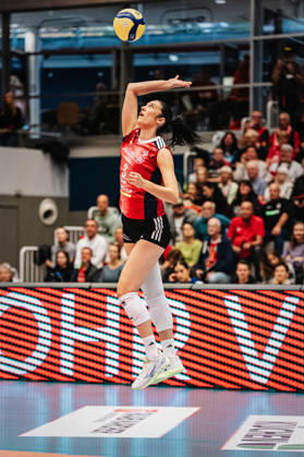 Im Bild: Aufschlag Jasmine Gross (3, MTV Stuttgart) 10.10.2026, Dresdner SC - Allianz MTV Stuttgart, DEKRA 1. Bundesliga Frauen, Volleyball, Deutschland, Dresden, Cyberport Arena Copyright: HMBxMedia xEtiennexSchlick