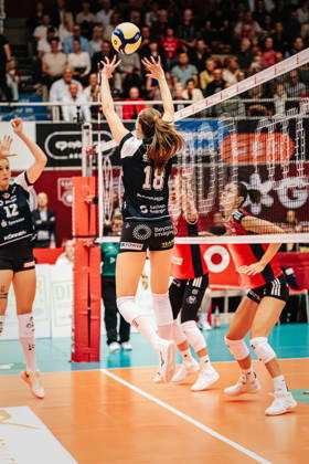 Im Bild: Zuspiel durch Sarah Straube (18, Dresdner SC) 10.10.2026, Dresdner SC - Allianz MTV Stuttgart, DEKRA 1. Bundesliga Frauen, Volleyball, Deutschland, Dresden, Cyberport Arena Copyright: HMBxMedia xEtiennexSchlick
